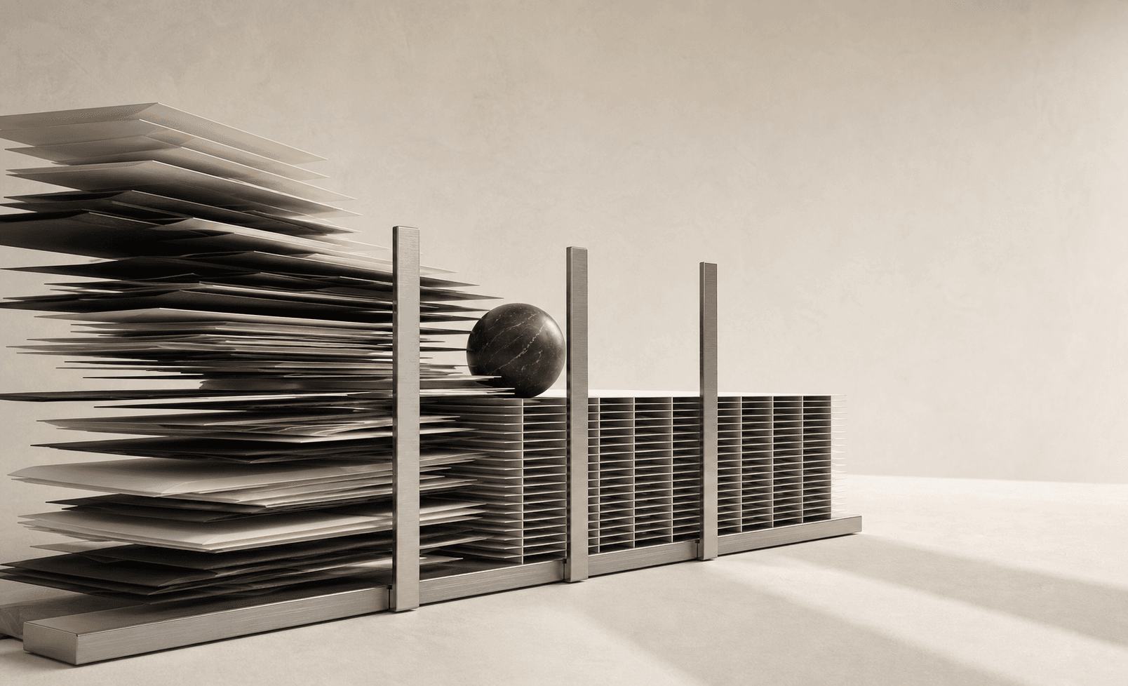 Escultura editorial de planos de información que pasan de una disposición irregular a una estructura ordenada.